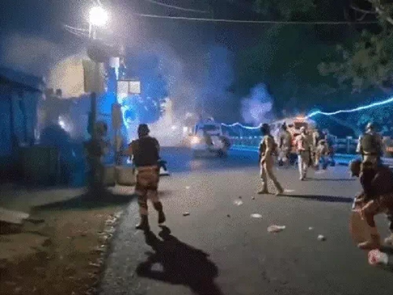 मणिपूरमध्ये आंदोलक-सुरक्षा दलांमध्ये संघर्ष; पोलिसांकडून अश्रुधुराचा वापर, 21 जण अटकेत