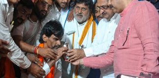 मराठा आरक्षणाचा लढा: मनोज जरांगे पाटलांचे उपोषण मध्यरात्री मागे; सरकारसोबतच्या चर्चेनंतर मोठा निर्णय