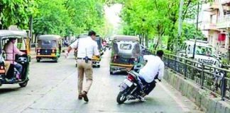 धावत्या बाईकस्वाराला जीवघेण्या पद्धतीने पाडणारा ट्रॅफिक पोलीस निलंबित; व्हिडिओ व्हायरल झाल्यानंतर कारवाई