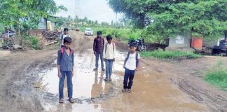 लांबोटा पाटी ते गावचा रस्ता झाला चिखलमय