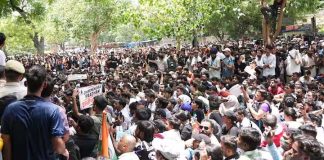 कॉकरोच पार्टीचे दिल्लीत आंदोलन