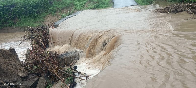 राष्ट्रीय महामार्गावरील उमरा ते मेट कडे जाणारा रस्ता बंदवर्षभरापूर्वी बांधण्यात आलेला पूल पुराच्या पाण्याने तुटला वाहतूक बंद