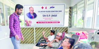 १०४ अधिकारी, कर्मचा-यांनी केले रक्तदान