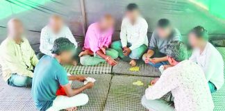 जळकोटमध्ये जुगार खेळणा-यांवर धाड