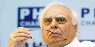 सिब्बल ठरतायेत आयोगावर वरचढ