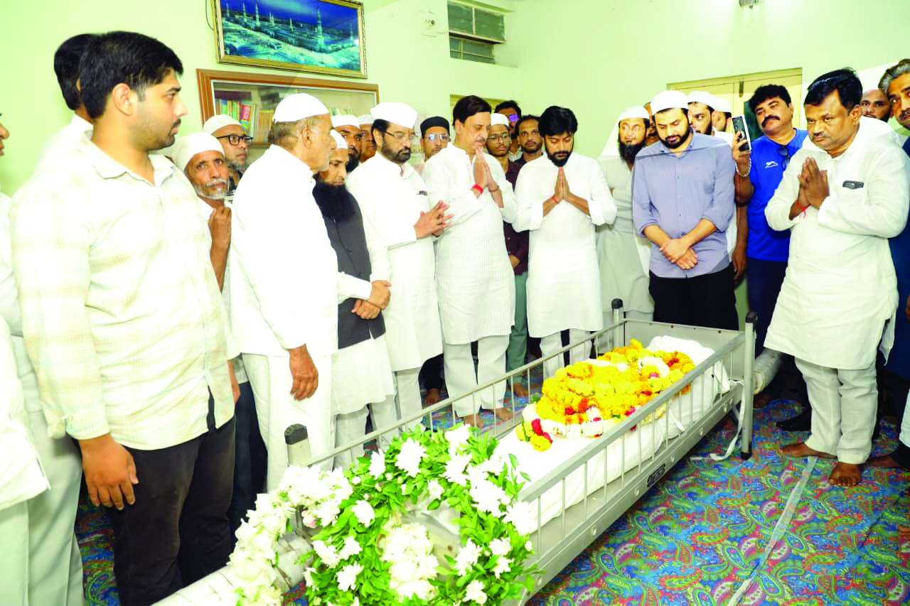 दिलीपराव देशमुख, धिरज देशमुख यांनी मोईजभाई शेख यांच्या पार्थिवाचे घेतले दर्शन