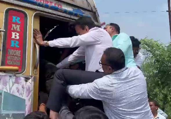 मंत्री गिरीश महाजनांच्या ताफ्यासमोर अपघात; स्वत: धाव घेत केले बचावकार्य