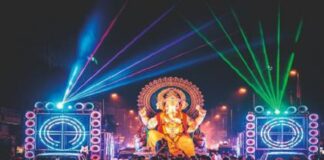 पुण्यात श्री गणेशाची प्रतिष्ठापना; वस्तुंच्या खरेदीसाठी बाजारपेठा फुलल्या