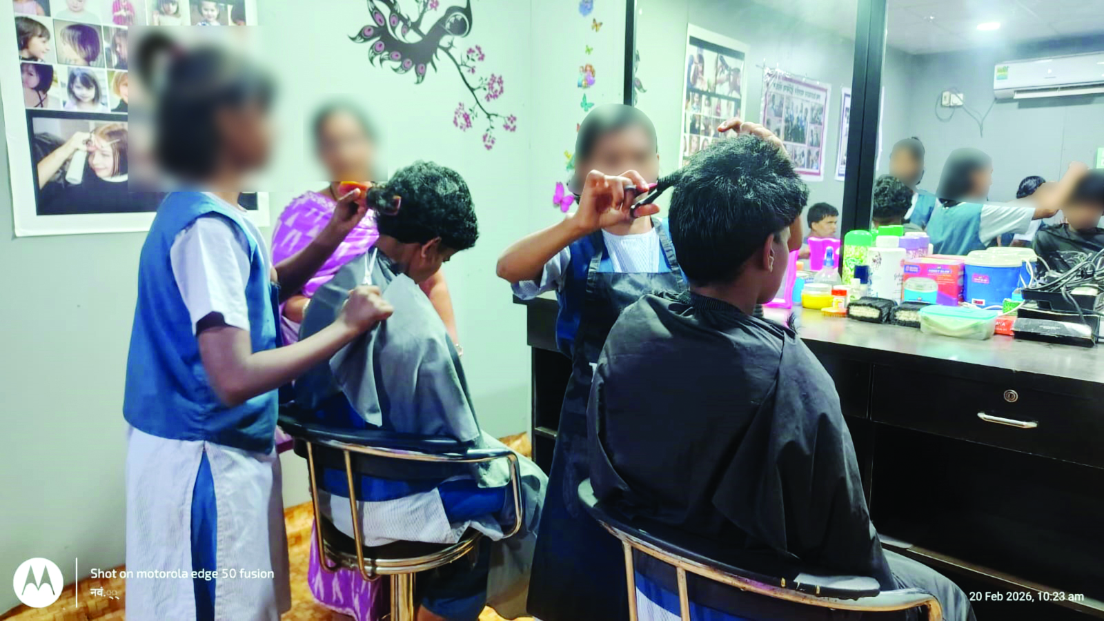 थरथरणा-या हातांनी आत्मसात केले केशकर्तनाचे कौशल्य!