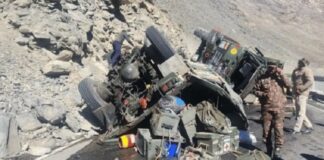 तीन लष्करी ट्रक उलटले